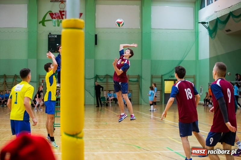 Zdjęcie w galerii na portalu naszraciborz.pl: Turniej Mikołajkowy w Piłce Siatkowej w Arenie Rafako wiadomości z regionu