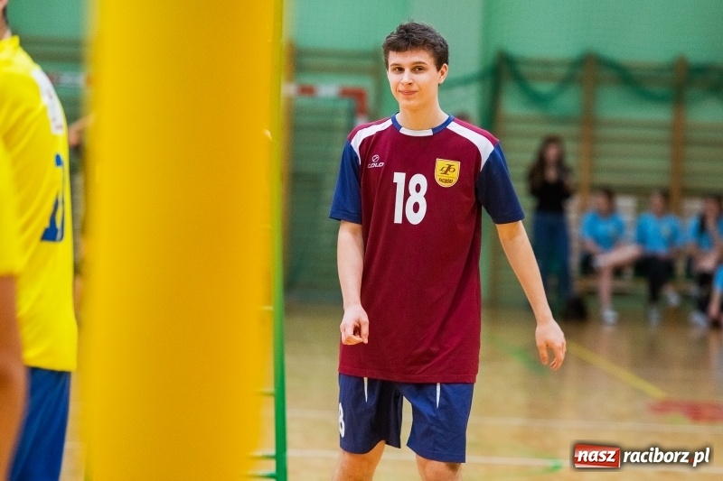 Zdjęcie w galerii na portalu naszraciborz.pl: Turniej Mikołajkowy w Piłce Siatkowej w Arenie Rafako wiadomości z regionu