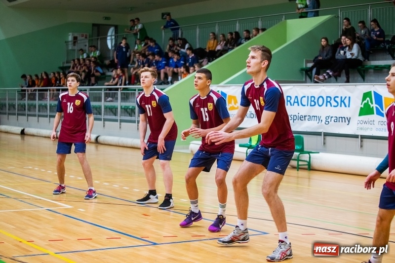 Zdjęcie w galerii na portalu naszraciborz.pl: Turniej Mikołajkowy w Piłce Siatkowej w Arenie Rafako wiadomości z regionu