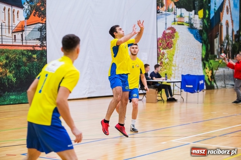 Zdjęcie w galerii na portalu naszraciborz.pl: Turniej Mikołajkowy w Piłce Siatkowej w Arenie Rafako wiadomości z regionu