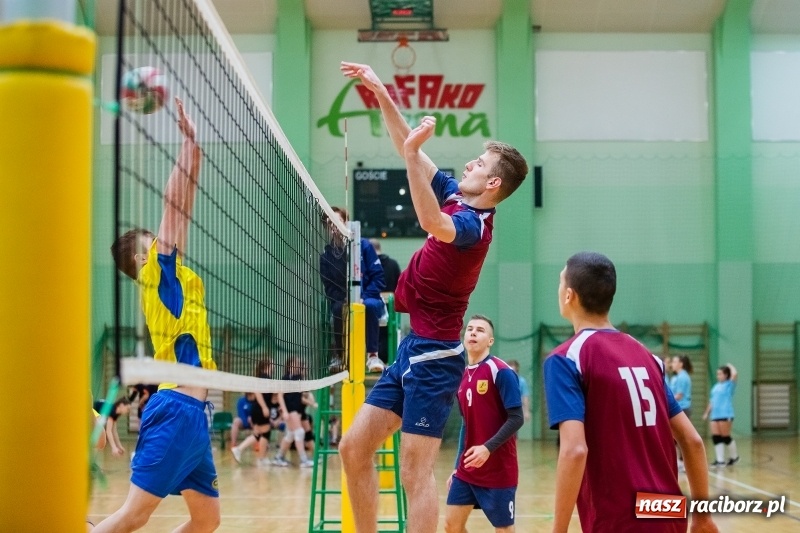 Zdjęcie w galerii na portalu naszraciborz.pl: Turniej Mikołajkowy w Piłce Siatkowej w Arenie Rafako wiadomości z regionu