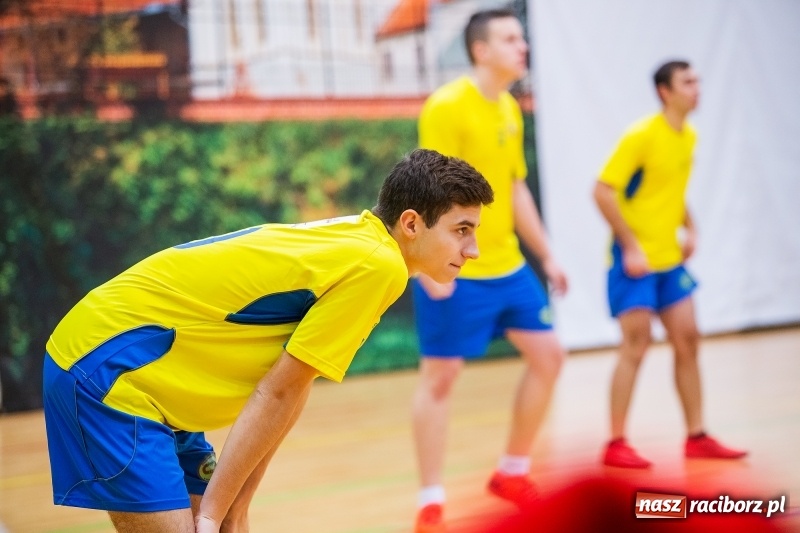 Zdjęcie w galerii na portalu naszraciborz.pl: Turniej Mikołajkowy w Piłce Siatkowej w Arenie Rafako wiadomości z regionu