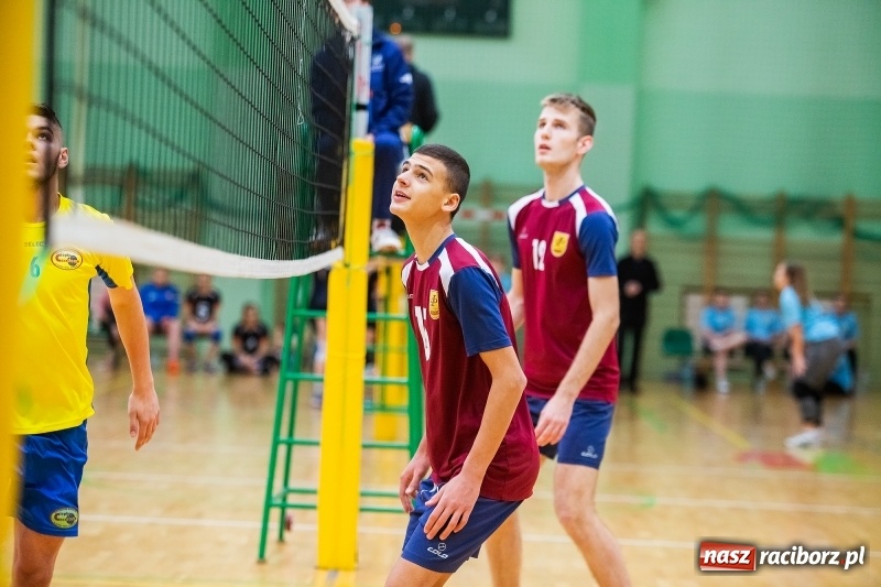 Zdjęcie w galerii na portalu naszraciborz.pl: Turniej Mikołajkowy w Piłce Siatkowej w Arenie Rafako wiadomości z regionu