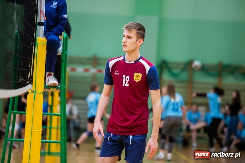 Zdjęcie w galerii na portalu naszraciborz.pl: Turniej Mikołajkowy w Piłce Siatkowej w Arenie Rafako wiadomości z regionu