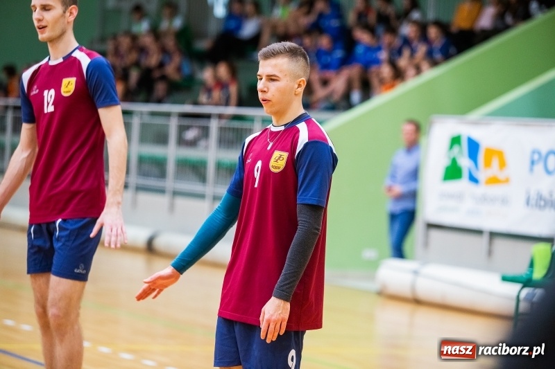 Zdjęcie w galerii na portalu naszraciborz.pl: Turniej Mikołajkowy w Piłce Siatkowej w Arenie Rafako wiadomości z regionu