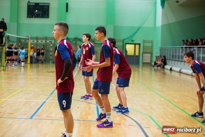Zdjęcie w galerii na portalu naszraciborz.pl: Turniej Mikołajkowy w Piłce Siatkowej w Arenie Rafako wiadomości z regionu