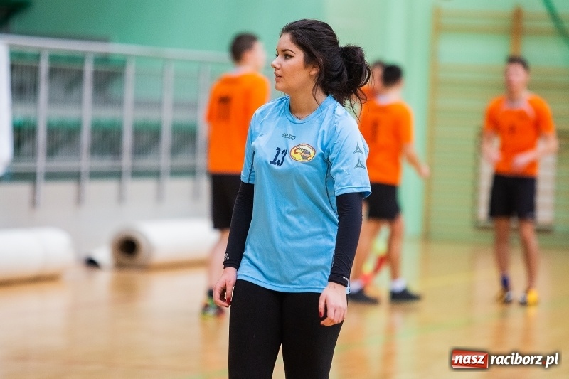 Zdjęcie w galerii na portalu naszraciborz.pl: Turniej Mikołajkowy w Piłce Siatkowej w Arenie Rafako wiadomości z regionu