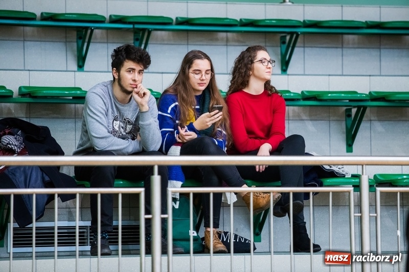 Zdjęcie w galerii na portalu naszraciborz.pl: Turniej Mikołajkowy w Piłce Siatkowej w Arenie Rafako wiadomości z regionu