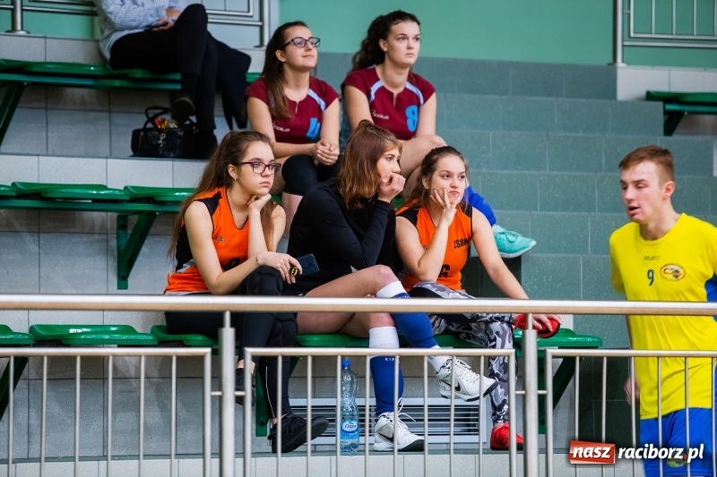 Zdjęcie w galerii na portalu naszraciborz.pl: Turniej Mikołajkowy w Piłce Siatkowej w Arenie Rafako wiadomości z regionu