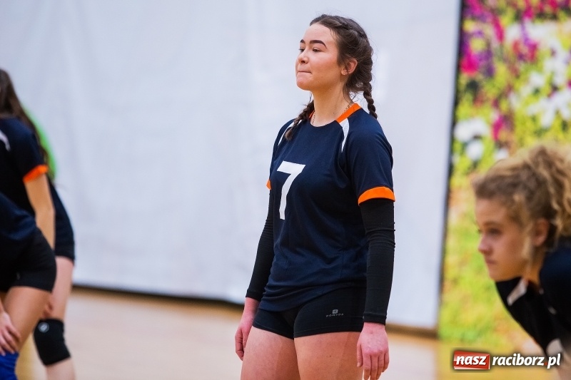 Zdjęcie w galerii na portalu naszraciborz.pl: Turniej Mikołajkowy w Piłce Siatkowej w Arenie Rafako wiadomości z regionu