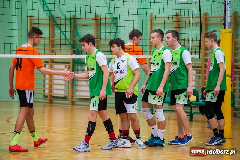 Zdjęcie w galerii na portalu naszraciborz.pl: Turniej Mikołajkowy w Piłce Siatkowej w Arenie Rafako wiadomości z regionu