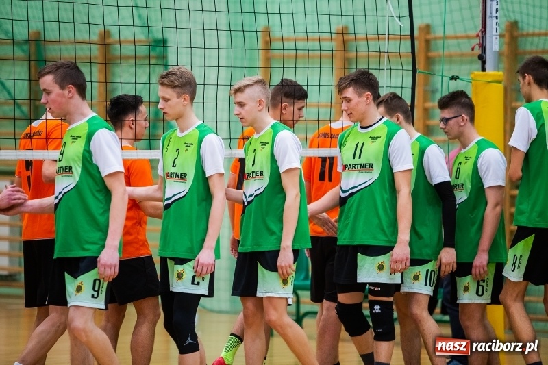 Zdjęcie w galerii na portalu naszraciborz.pl: Turniej Mikołajkowy w Piłce Siatkowej w Arenie Rafako wiadomości z regionu