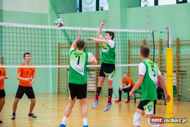 Zdjęcie w galerii na portalu naszraciborz.pl: Turniej Mikołajkowy w Piłce Siatkowej w Arenie Rafako wiadomości z regionu