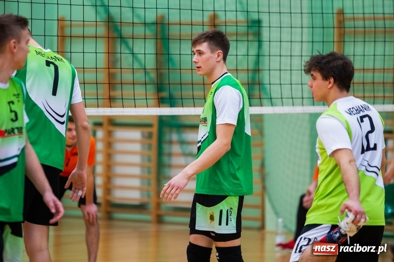 Zdjęcie w galerii na portalu naszraciborz.pl: Turniej Mikołajkowy w Piłce Siatkowej w Arenie Rafako wiadomości z regionu