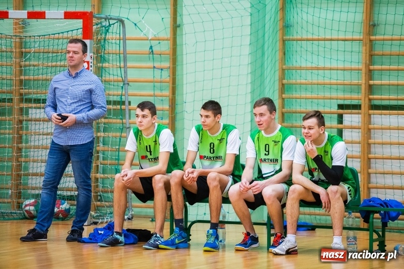 Zdjęcie w galerii na portalu naszraciborz.pl: Turniej Mikołajkowy w Piłce Siatkowej w Arenie Rafako wiadomości z regionu