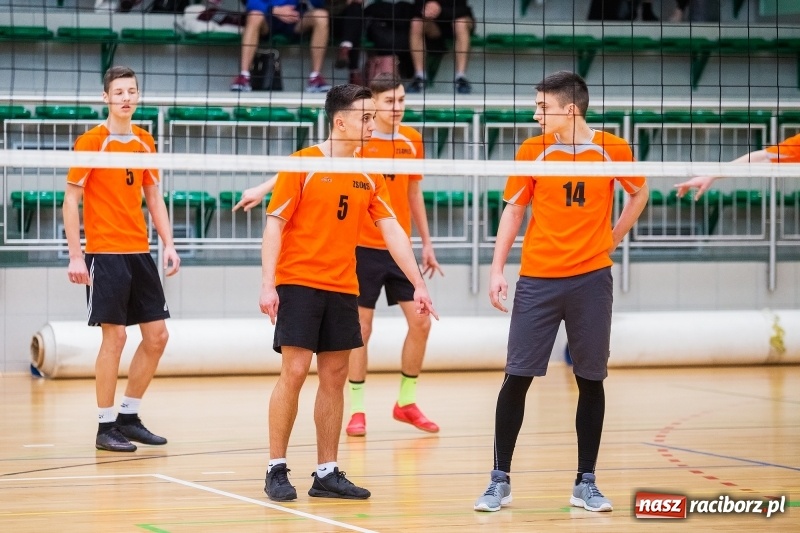 Zdjęcie w galerii na portalu naszraciborz.pl: Turniej Mikołajkowy w Piłce Siatkowej w Arenie Rafako wiadomości z regionu