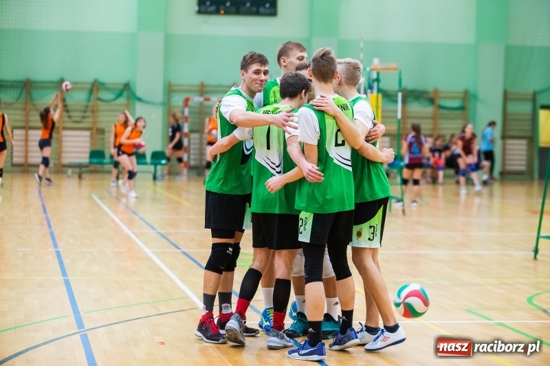 Zdjęcie w galerii na portalu naszraciborz.pl: Turniej Mikołajkowy w Piłce Siatkowej w Arenie Rafako wiadomości z regionu