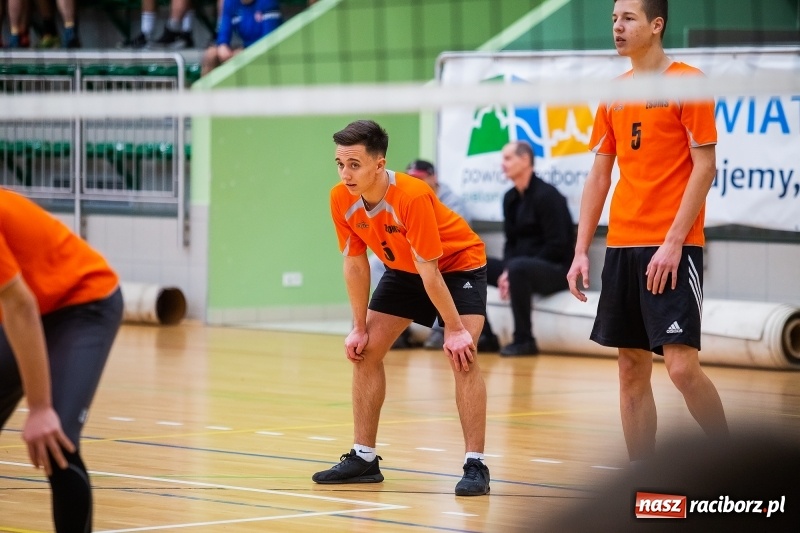 Zdjęcie w galerii na portalu naszraciborz.pl: Turniej Mikołajkowy w Piłce Siatkowej w Arenie Rafako wiadomości z regionu