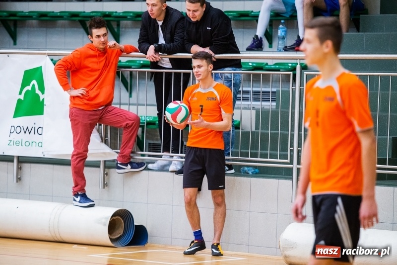 Zdjęcie w galerii na portalu naszraciborz.pl: Turniej Mikołajkowy w Piłce Siatkowej w Arenie Rafako wiadomości z regionu