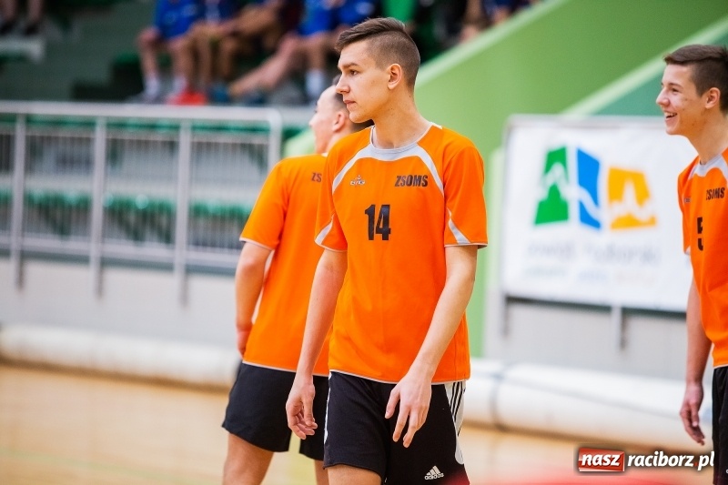 Zdjęcie w galerii na portalu naszraciborz.pl: Turniej Mikołajkowy w Piłce Siatkowej w Arenie Rafako wiadomości z regionu