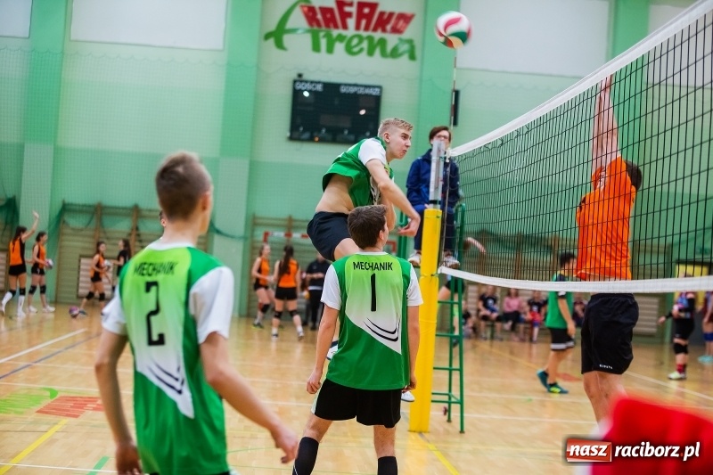 Zdjęcie w galerii na portalu naszraciborz.pl: Turniej Mikołajkowy w Piłce Siatkowej w Arenie Rafako wiadomości z regionu
