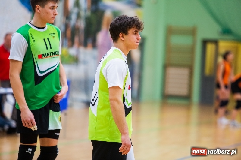 Zdjęcie w galerii na portalu naszraciborz.pl: Turniej Mikołajkowy w Piłce Siatkowej w Arenie Rafako wiadomości z regionu