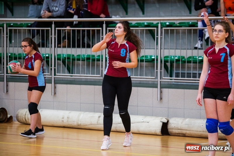 Zdjęcie w galerii na portalu naszraciborz.pl: Turniej Mikołajkowy w Piłce Siatkowej w Arenie Rafako wiadomości z regionu