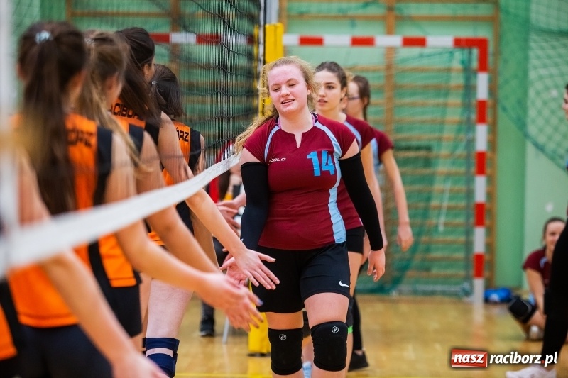 Zdjęcie w galerii na portalu naszraciborz.pl: Turniej Mikołajkowy w Piłce Siatkowej w Arenie Rafako wiadomości z regionu