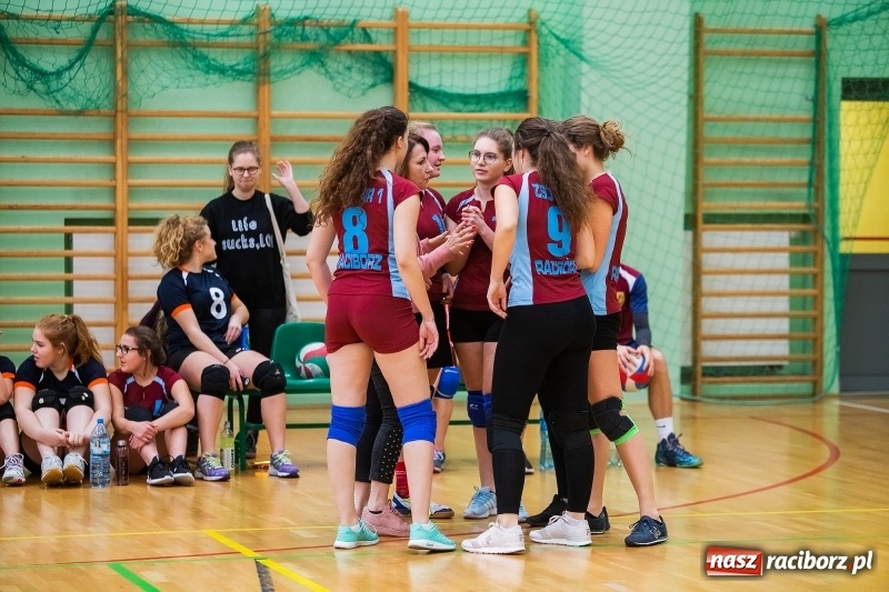 Zdjęcie w galerii na portalu naszraciborz.pl: Turniej Mikołajkowy w Piłce Siatkowej w Arenie Rafako wiadomości z regionu