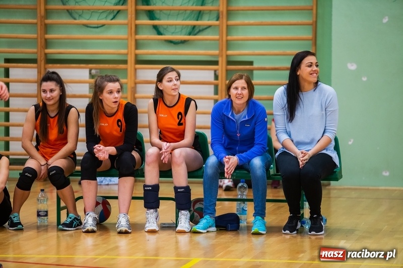 Zdjęcie w galerii na portalu naszraciborz.pl: Turniej Mikołajkowy w Piłce Siatkowej w Arenie Rafako wiadomości z regionu