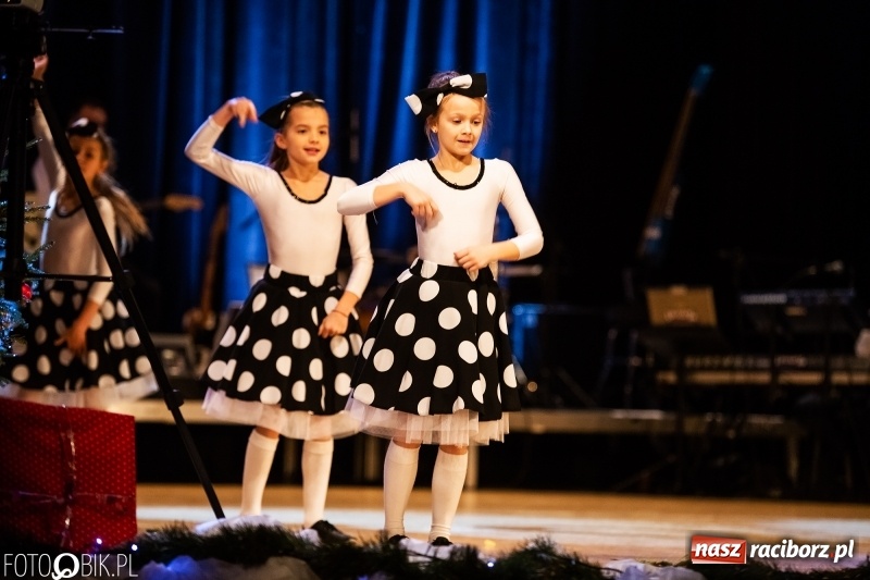Zdjęcie w galerii na portalu naszraciborz.pl: 18-stka nie boli. Bawmy się do woli. Blisko cztery godziny zabawy na Gwiazdce Serc wiadomości z regionu