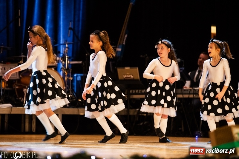 Zdjęcie w galerii na portalu naszraciborz.pl: 18-stka nie boli. Bawmy się do woli. Blisko cztery godziny zabawy na Gwiazdce Serc wiadomości z regionu