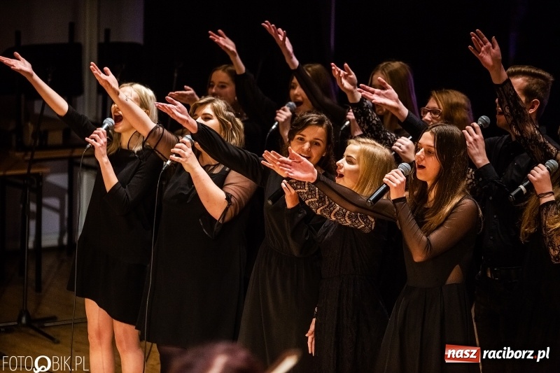 Zdjęcie w galerii na portalu naszraciborz.pl: 18-stka nie boli. Bawmy się do woli. Blisko cztery godziny zabawy na Gwiazdce Serc wiadomości z regionu