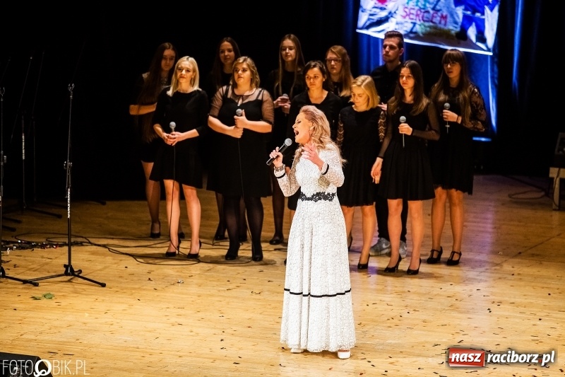 Zdjęcie w galerii na portalu naszraciborz.pl: 18-stka nie boli. Bawmy się do woli. Blisko cztery godziny zabawy na Gwiazdce Serc wiadomości z regionu