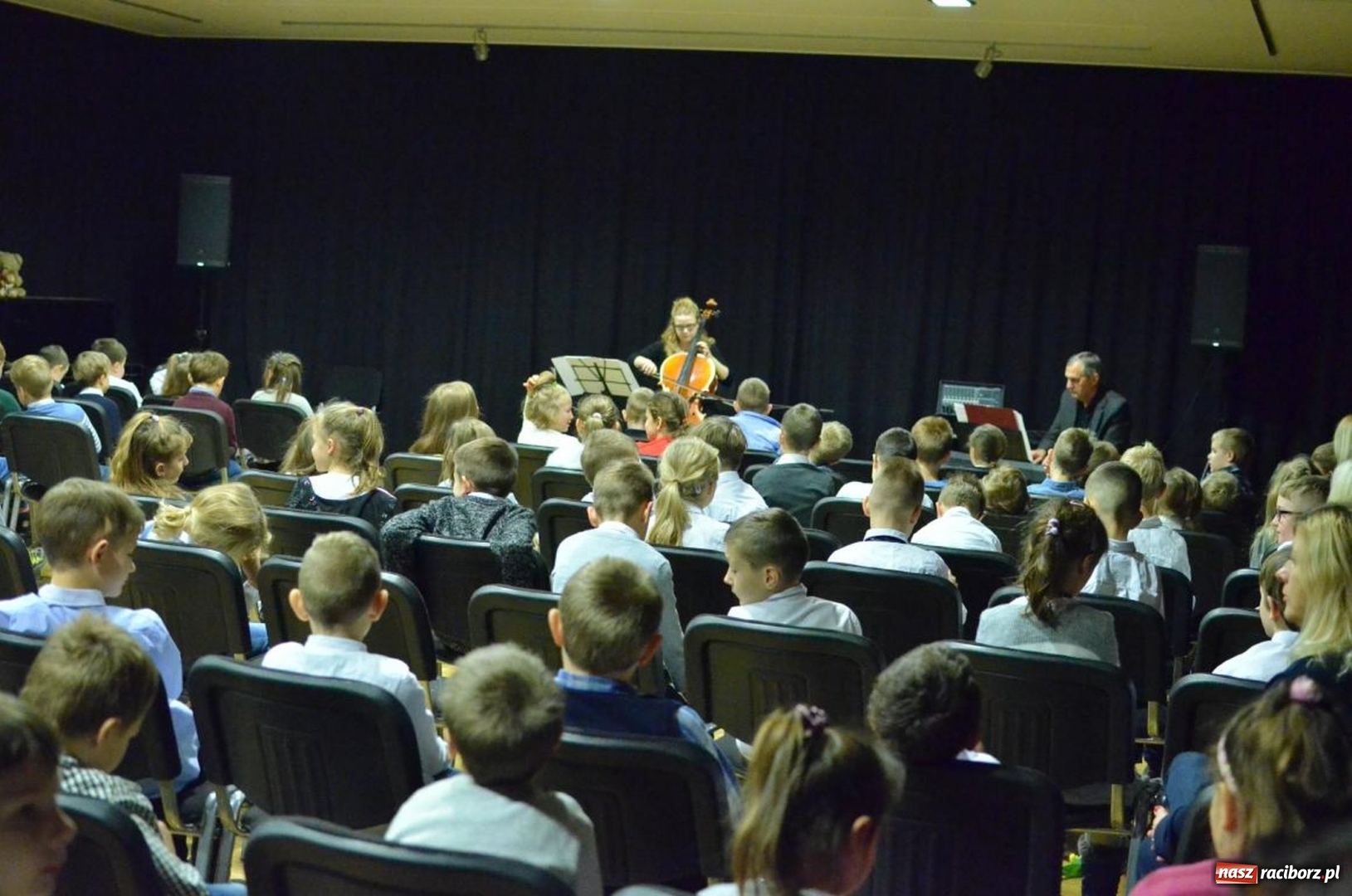 Zdjęcie w galerii na portalu naszraciborz.pl: Taniec elfów zabrzmiał w RCK  wiadomości z regionu