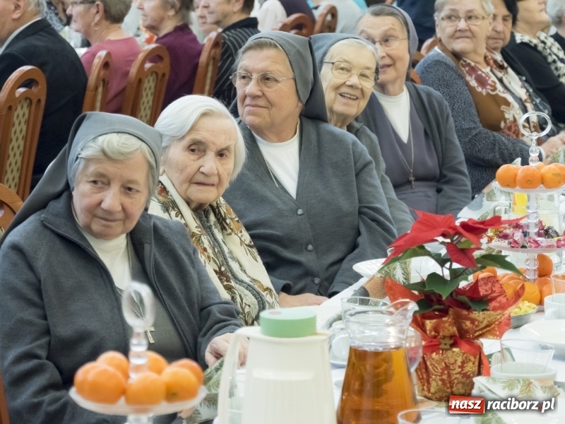 Zdjęcie w galerii na portalu naszraciborz.pl: Seniorzy na wigilijnym opłatku w Kobyli FOTO i WIDEO wiadomości z regionu