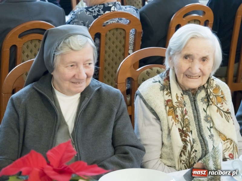 Zdjęcie w galerii na portalu naszraciborz.pl: Seniorzy na wigilijnym opłatku w Kobyli FOTO i WIDEO wiadomości z regionu