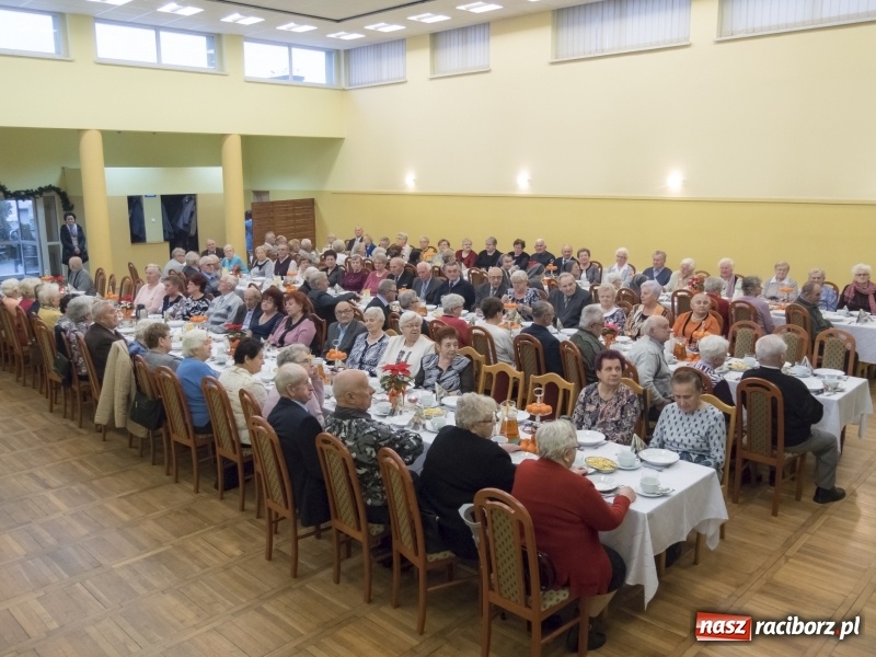 Zdjęcie w galerii na portalu naszraciborz.pl: Seniorzy na wigilijnym opłatku w Kobyli FOTO i WIDEO wiadomości z regionu