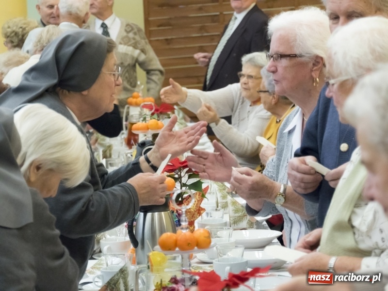 Zdjęcie w galerii na portalu naszraciborz.pl: Seniorzy na wigilijnym opłatku w Kobyli FOTO i WIDEO wiadomości z regionu