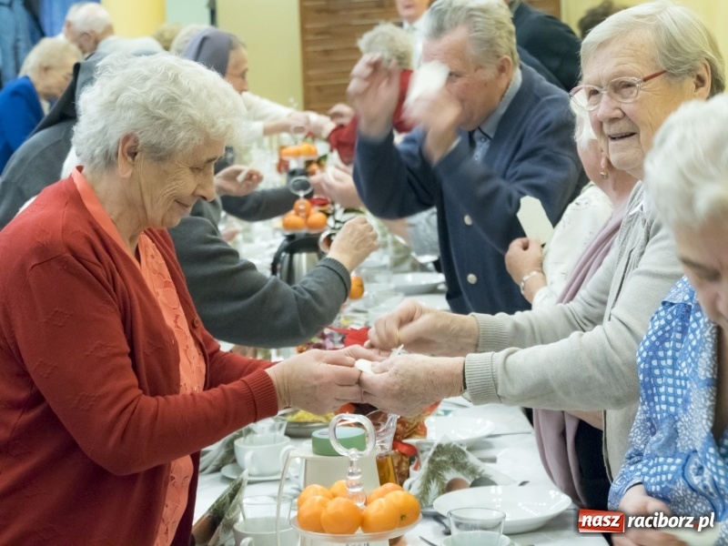 Zdjęcie w galerii na portalu naszraciborz.pl: Seniorzy na wigilijnym opłatku w Kobyli FOTO i WIDEO wiadomości z regionu