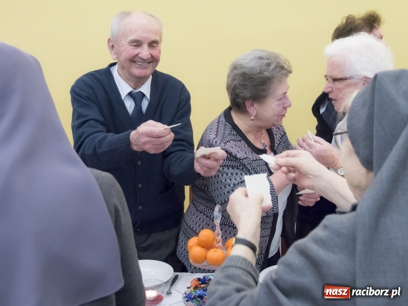 Zdjęcie w galerii na portalu naszraciborz.pl: Seniorzy na wigilijnym opłatku w Kobyli FOTO i WIDEO wiadomości z regionu