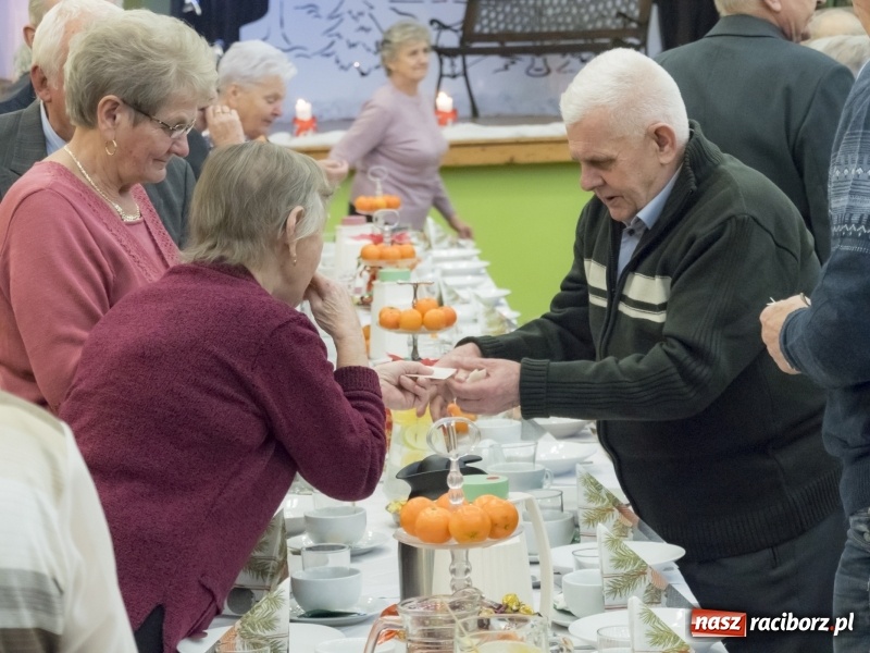 Zdjęcie w galerii na portalu naszraciborz.pl: Seniorzy na wigilijnym opłatku w Kobyli FOTO i WIDEO wiadomości z regionu