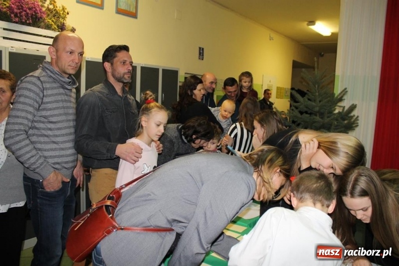 Zdjęcie w galerii na portalu naszraciborz.pl: Kiermasz i jasełka na Płoni  wiadomości z regionu