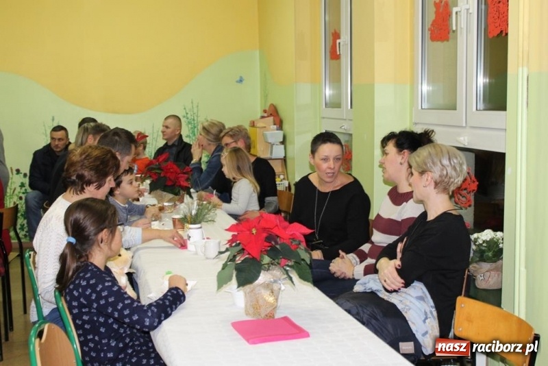 Zdjęcie w galerii na portalu naszraciborz.pl: Kiermasz i jasełka na Płoni  wiadomości z regionu