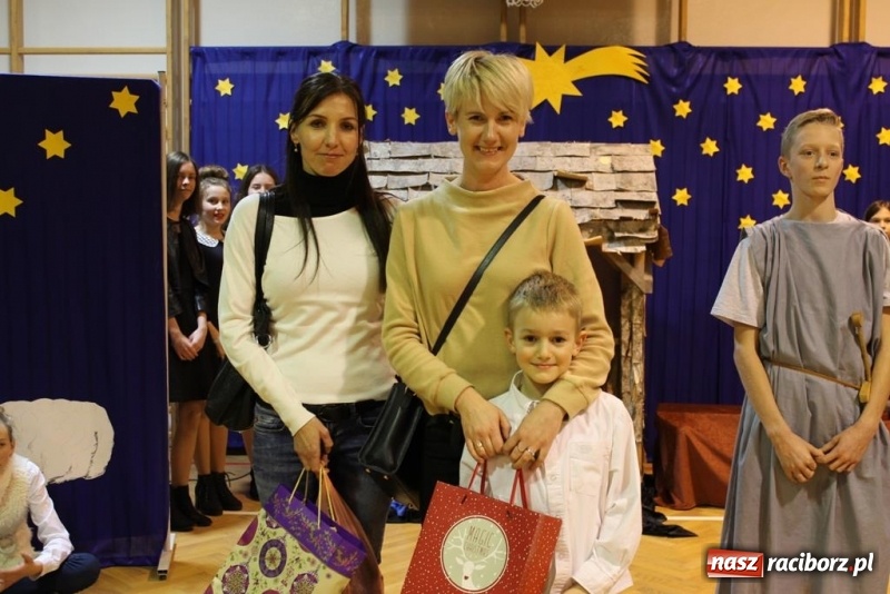 Zdjęcie w galerii na portalu naszraciborz.pl: Kiermasz i jasełka na Płoni  wiadomości z regionu