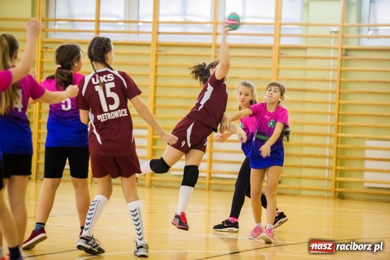Zdjęcie w galerii na portalu naszraciborz.pl: 9. Turniej Piłki Ręcznej Dziewcząt Młodszych o Puchar Starosty Raciborskiego wiadomości z regionu