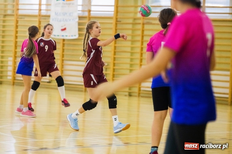 Zdjęcie w galerii na portalu naszraciborz.pl: 9. Turniej Piłki Ręcznej Dziewcząt Młodszych o Puchar Starosty Raciborskiego wiadomości z regionu