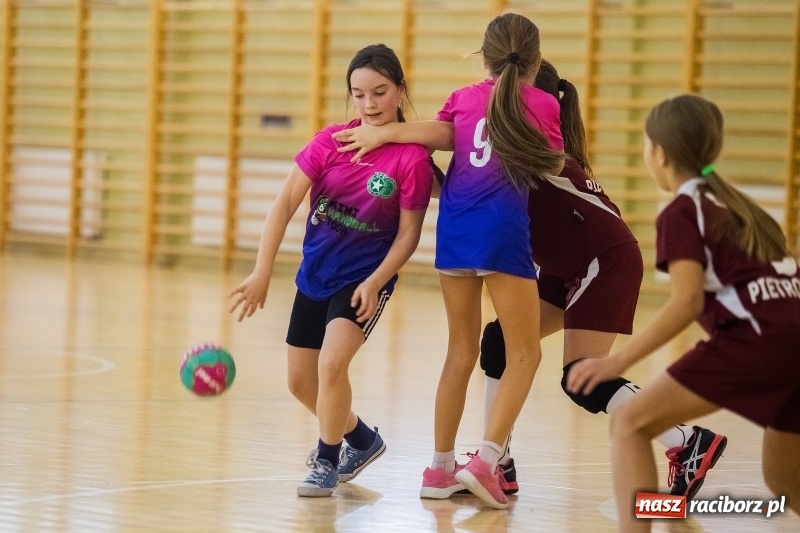 Zdjęcie w galerii na portalu naszraciborz.pl: 9. Turniej Piłki Ręcznej Dziewcząt Młodszych o Puchar Starosty Raciborskiego wiadomości z regionu