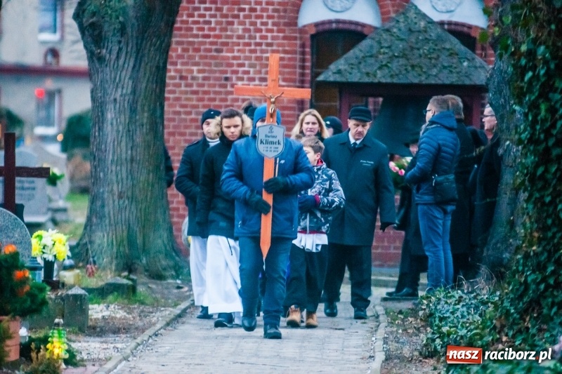 Zdjęcie w galerii na portalu naszraciborz.pl: Panie Darku, kto nas teraz będzie woził... Ostatnie pożegnanie śp. Dariusza Klimka wiadomości z regionu