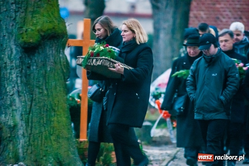 Zdjęcie w galerii na portalu naszraciborz.pl: Panie Darku, kto nas teraz będzie woził... Ostatnie pożegnanie śp. Dariusza Klimka wiadomości z regionu